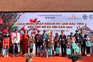 Sở Du lịch Hà Nội phối hợp cùng các cơ quan, doanh nghiệp chào mừng đoàn khách du lịch đầu tiên đến Thủ đô Hà Nội năm 2021.