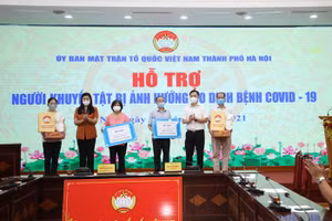 Chủ tịch Ủy ban MTTQ Việt Nam TP. Hà Nội Nguyễn Lan Hương trao hỗ trợ cho Hội Người mù và Hội Người khuyết tật Thành phố.