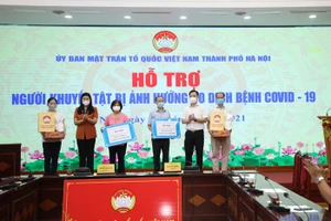 Chủ tịch Ủy ban MTTQ Việt Nam TP. Hà Nội Nguyễn Lan Hương trao hỗ trợ cho Hội Người mù và Hội Người khuyết tật Thành phố.