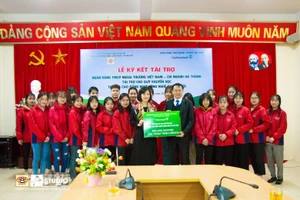 Trao tặng 300 triệu đồng cho Quỹ khuyến học Trường Cao đẳng nghề Chất lượng cao Hà Nội.