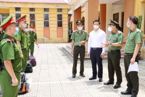 Ông Vương Quốc Tuấn (áo trắng) động viên các cán bộ, chiến sĩ Công an tăng cường phòng, chống dịch tại tỉnh.
