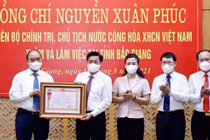 Bắc Giang là tỉnh đầu tiên vinh dự được Chủ tịch nước tặng thưởng về thành tích trong công tác phòng chống dịch Covid-19 (Ảnh: BBG).
