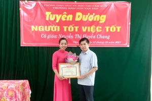 Phó Chủ tịch UBND huyện Cẩm Khê - Nguyễn Tân Sơn trao tặng Giấy khen cho cô giáo Nguyễn Thị Huyền Chang.