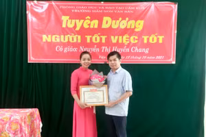 Phó Chủ tịch UBND huyện Cẩm Khê - Nguyễn Tân Sơn trao tặng Giấy khen cho cô giáo Nguyễn Thị Huyền Chang.