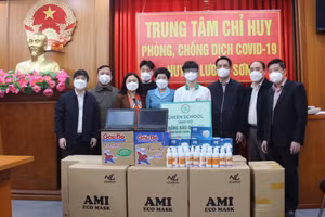 Trao quà cho đại diện UBND huyện Lương Sơn để gửi đến người dân, học sinh có hoàn cảnh khó khăn. 