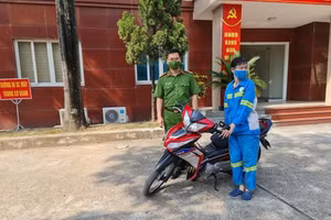 Chị Trâm được Công an quận Nam Từ Liêm tặng chiếc xe máy.