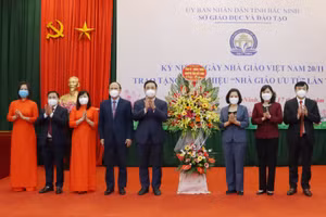 Các đồng chí lãnh đạo tỉnh Bắc Ninh tặng hoa chúc mừng Ngành Giáo dục Bắc Ninh. 