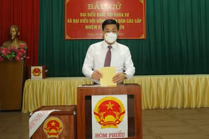 Ủy viên Trung ương Đảng, Bí thư Tỉnh ủy, Chủ tịch HĐND tỉnh Dương Văn Thái bỏ phiếu bầu cử (Báo BG).
