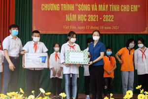 Bà Đỗ Thị Hương- Trưởng phòng GD&ĐT huyện Việt Yên trao thiết bị học tập cho học sinh khó khăn.