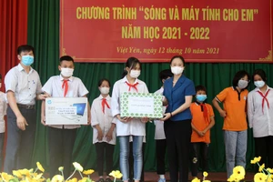 Bà Đỗ Thị Hương- Trưởng phòng GD&ĐT huyện Việt Yên trao thiết bị học tập cho học sinh khó khăn.