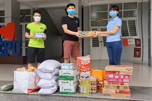 Phần quà thiết thực gửi đến sinh viên Lào đang ở tại KTX nhà trường.