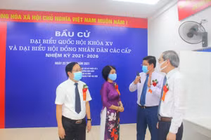 Bí thư Quận ủy Hoàng Minh Dũng Tiến kiểm tra khu vực bầu cử tại Trường tiểu học Phan Chu Trinh.