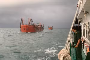 Có 9 đối tượng đi trên 5 xà lan (Ảnh: BĐBP).