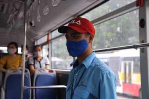 Nhân viên xe buýt thực hiện phòng dịch Covid-19.