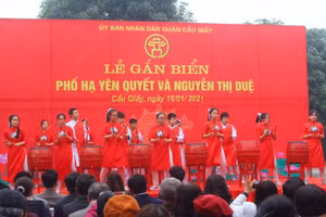 Học sinh trường THCS Nam Trung Yên biểu diễn văn nghệ chào mừng Lễ gắn biển.