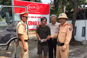 Anh Khiêm vui mừng nhận lại số tiền đánh rơi từ lực lượng CSGT Quảng Trị.