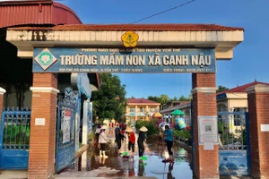 Cán bộ, giáo viên, người lao động Trường Mầm non Canh Nậu vệ sinh trường lớp, sẵn sàng đón học sinh. 