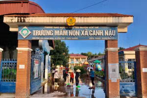 Cán bộ, giáo viên, người lao động Trường Mầm non Canh Nậu vệ sinh trường lớp, sẵn sàng đón học sinh. 
