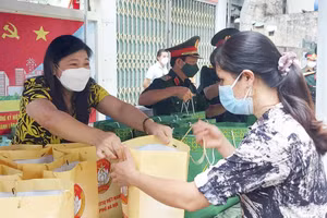 Chủ tịch Ủy ban MTTQ Việt Nam TP Hà Nội Nguyễn Lan Hương trao quà cho người dân và người lao động có hoàn cảnh khó khăn.