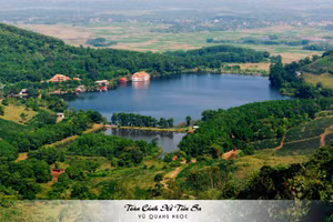 Hồ Tiên Sơn (huyện Ba Vì) nhìn từ trên cao.