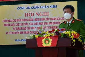 Đại tá Hà Mạnh Hùng, Trưởng Công an quận Hoàn Kiếm phát biểu.