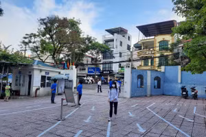 Thí sinh đến điểm thi từ rất sớm để sẵn sàng làm bài thi.