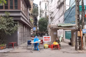 Phong tỏa căn nhà trên phố Yên Thế.