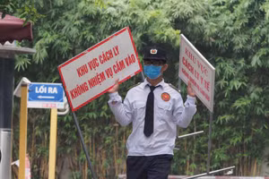 Hình ảnh tháo dỡ biển báo khu cách ly.