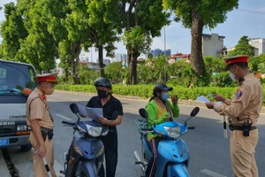 Lực lượng chức năng làm kiểm tra giấy tờ người tham gia giao thông.