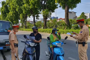 Lực lượng chức năng làm kiểm tra giấy tờ người tham gia giao thông.