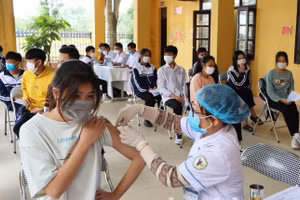 Lực lượng y tế thực hiện tiêm vắc xin phòng Covid-19 cho học sinh.