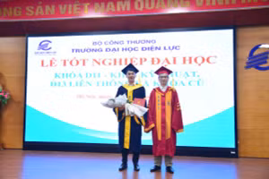 TS. Trương Huy Hoàng (bên phải) trao bằng tốt nghiệp và chúc mừng thủ khoa Nguyễn Quang Thắng 