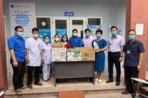 Tặng quà cho cán bộ y tế, lực lượng chức năng làm nhiệm vụ.