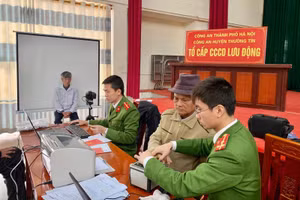 Lực lượng chức năng thực hiện cấp CCCD cho người dân.