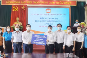 Ủy ban MTTQ tỉnh Bắc Ninh tiếp nhận ủng hộ của cán bộ, GV, người lao động Sở GD&ĐT và các đơn vị cho tuyến đầu chống dịch tỉnh. 
