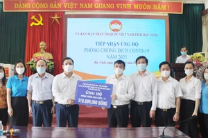 Ủy ban MTTQ tỉnh Bắc Ninh tiếp nhận ủng hộ của cán bộ, GV, người lao động Sở GD&ĐT và các đơn vị cho tuyến đầu chống dịch tỉnh. 