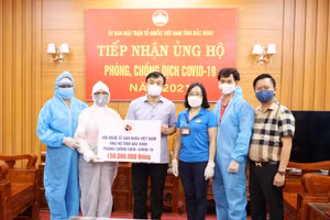 Nghệ sỹ Xuân Bắc và Hội Nghệ sĩ Sân khấu Việt Nam ủng hộ Bắc Ninh phòng chống dịch.