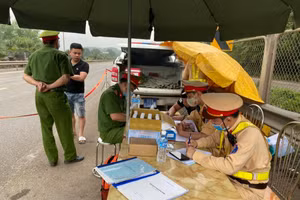 Lực lượng CSGT làm nhiệm vụ trên cao tốc.