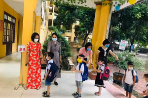 Học sinh đến trường học thực hiện nghiêm 5K.
