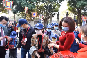 Khách du lịch đến với Thủ đô Hà Nội (Ảnh IT).