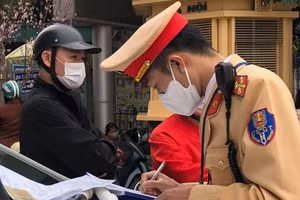 CSGT lập biên bản trường hợp vi phạm nồng độ cồn.