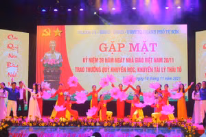 Văn nghệ với những ca khúc về thầy cô giáo chào mừng tại buổi gặp mặt. 