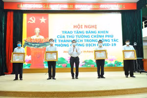 Chủ tịch Chu Ngọc Anh trao Bằng khen cho cá nhân, tập thể có thành tích xuất sắc trong phòng chống dịch Covid-19.
