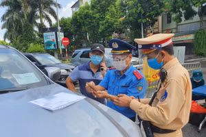 Lực lượng chức năng kiểm soát phương tiện tham gia giao thông trong thời giân giãn cách xã hội.