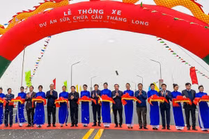 Lễ thông xe Dự án sửa chữa mặt cầu Thăng Long.