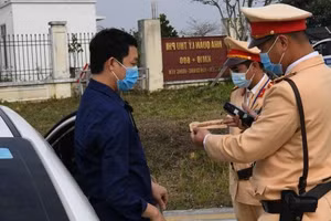 Lực lượng CSGT kiểm tra nồng độ cồn lái xe.