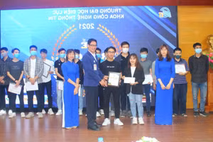 Đội đạt giải Nhất cuộc thi Landing – page.