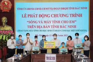 Lãnh đạo tỉnh Bắc Ninh trao máy tính qua Sở GD&ĐT để gửi tặng cho học sinh có hoàn cảnh khó khăn.