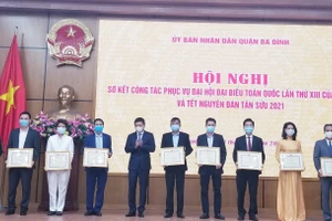 Quận Ba Đình khen thưởng các đơn vị có thành tích xuất sắc chào mừng Đại hội XIII của Đảng.