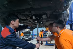 Học viên Trung tâm Đào tạo sửa chữa ô tô EAC được thực hành trên xe phổ thông trên thị trường.